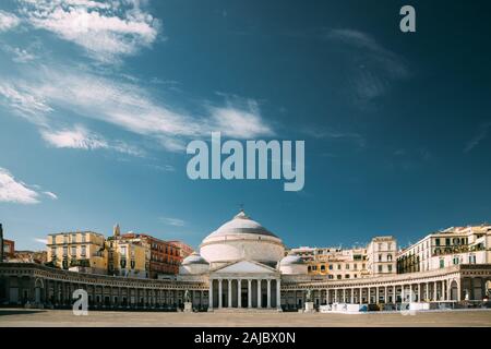 Napoli, Italia. Famoso Royal Basilica di San Francesco di Paola in Piazza del Plebiscito Foto Stock