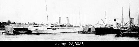 Panama e il canal . Manzanillo faro che si eleva al di sopra di essi. una volta, molto alto uomo, in piedi sul shouklcrs di anotherequally alti, potrebbe a malapena sollevare la parte superiore della sua testa sullasuperficie. 46 approccio all'istmo Colon se essa sia la stagione secca, l'approccio all'Istmo bysteamer non è senza bellezza. Grandi Masse di drift whiteclouds pigramente sopra le basse colline verdi thatrise uno sopra un altro dalla costa del mare. Vi Hereand bold promontori e baie profonde può essere visto,e molte piccole isole sembrano quasi a galleggiare come navi uponthe acque blu del Mar dei Caraibi. A distanza è in essi Foto Stock