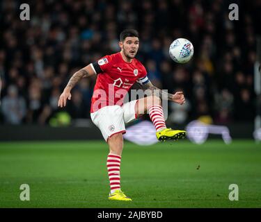 Derby, Regno Unito. 02Jan, 2020. Alex Mowatt di Barnsley durante il cielo di scommessa match del campionato tra Derby County e Barnsley al Ipro Stadium, Derby, in Inghilterra il 2 gennaio 2020. Foto di Andy Rowland. Credito: prime immagini multimediali/Alamy Live News Foto Stock