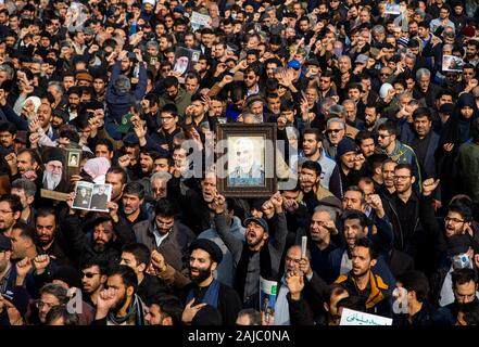 Tehran, Iran. 3 gennaio, 2020. Le persone che frequentano una protesta contro la morte di alto comandante iraniano Qasem Soleimani a Tehran, Iran, a gennaio 3, 2020. Un attacco nei pressi di Baghdad International Airport venerdì ha ucciso alto comandante iraniano Qasem Soleimani, e Abu Mahdi al-Muhamdis, vice primo leader dell'Iraq Hashd paramilitari Shaabi forze. Credito: Ahmad Halabisaz/Xinhua/Alamy Live News Foto Stock