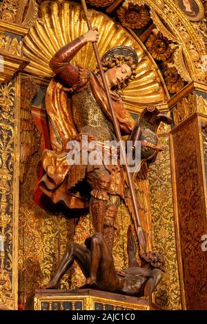 Saragozza, Spagna - 3 Marzo 2018: Il polychome scolpito satatue rinascimentale di San Michele Arcangelo in chiesa Iglesia de San Miguel de los Navarros. Foto Stock