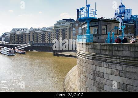 Il Tower Bridge di Londra, Regno Unito il 4 maggio, 2018 : una vista di Butler's Wharf dal Tower Bridge di Londra su una soleggiata giornata di primavera. Foto Stock