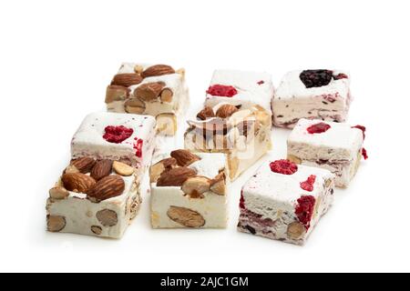 In casa le barre di torrone di mandorle e frutta secca isolato su bianco Foto Stock