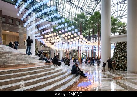 Il giardino d'inverno al posto di Brookfield è arredato per le vacanze con luminari, New York City, Stati Uniti d'America Foto Stock