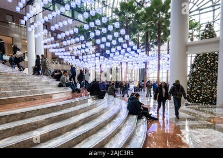 Il giardino d'inverno al posto di Brookfield è arredato per le vacanze con luminari, New York City, Stati Uniti d'America Foto Stock