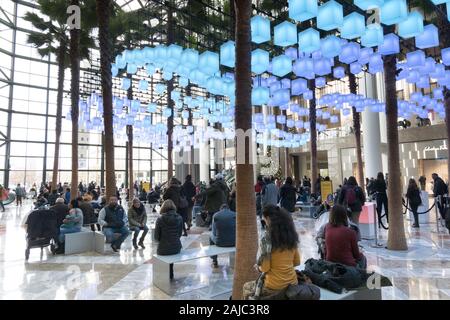 Il giardino d'inverno al posto di Brookfield è arredato per le vacanze con luminari, New York City, Stati Uniti d'America Foto Stock
