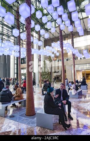 Il giardino d'inverno al posto di Brookfield è arredato per le vacanze con luminari, New York City, Stati Uniti d'America Foto Stock