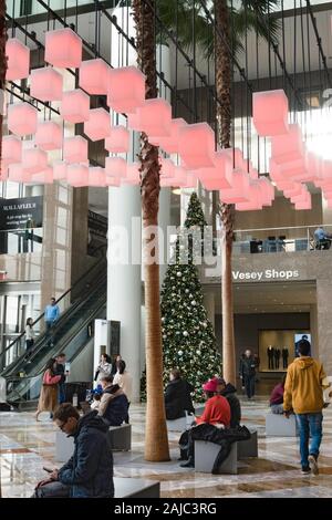 Il giardino d'inverno al posto di Brookfield è arredato per le vacanze con luminari, New York City, Stati Uniti d'America Foto Stock
