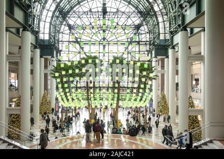 Il giardino d'inverno al posto di Brookfield è arredato per le vacanze con luminari, New York City, Stati Uniti d'America Foto Stock