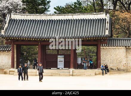 Jong-ro, Seoul, Corea del Sud 1 Aprile 2018:Gate al Sacrario di Jongmyo a Jong-ro, Seoul, il più antico conservato royal Santuario confuciano secondo une Foto Stock