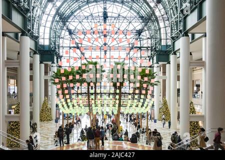 Il giardino d'inverno al posto di Brookfield è arredato per le vacanze con luminari, New York City, Stati Uniti d'America Foto Stock