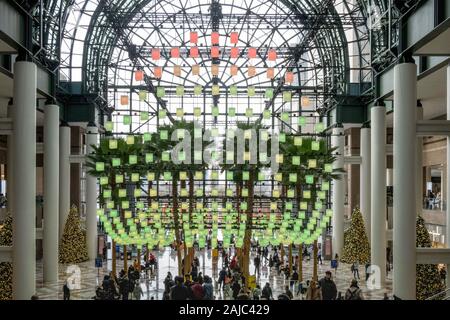 Il giardino d'inverno al posto di Brookfield è arredato per le vacanze con luminari, New York City, Stati Uniti d'America Foto Stock