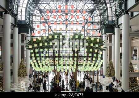Il giardino d'inverno al posto di Brookfield è arredato per le vacanze con luminari, New York City, Stati Uniti d'America Foto Stock