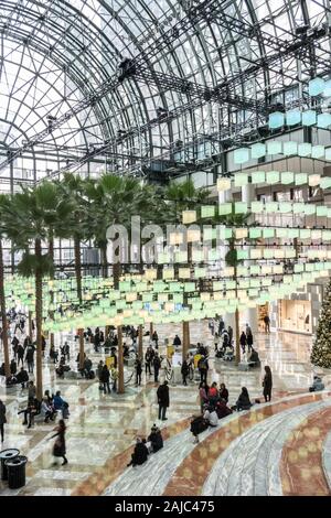 Il giardino d'inverno al posto di Brookfield è arredato per le vacanze con luminari, New York City, Stati Uniti d'America Foto Stock