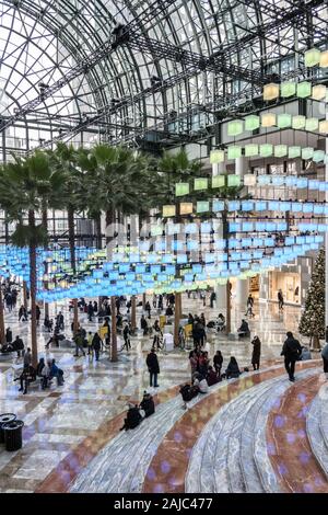 Il giardino d'inverno al posto di Brookfield è arredato per le vacanze con luminari, New York City, Stati Uniti d'America Foto Stock