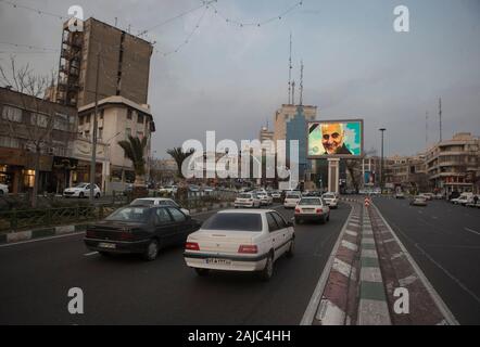 Tehran, Iran. 3 gennaio, 2020. Un'immagine di alto comandante iraniano Qasem Soleimani è visto in Tehran, Iran, a gennaio 3, 2020. Un attacco nei pressi di Baghdad International Airport venerdì ha ucciso alto comandante iraniano Qasem Soleimani, e Abu Mahdi al-Muhamdis, vice primo leader dell'Iraq Hashd paramilitari Shaabi forze. Credito: Ahmad Halabisaz/Xinhua/Alamy Live News Foto Stock