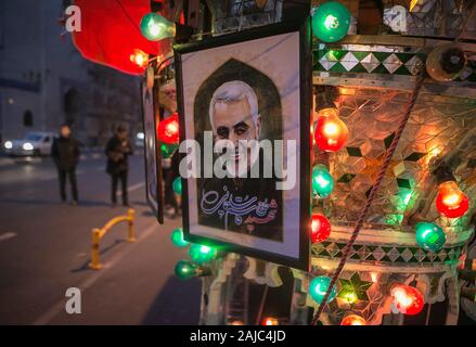 Tehran, Iran. 3 gennaio, 2020. Un poster di alto comandante iraniano Qasem Soleimani è visto in una strada a Tehran, Iran, a gennaio 3, 2020. Un attacco nei pressi di Baghdad International Airport venerdì ha ucciso alto comandante iraniano Qasem Soleimani, e Abu Mahdi al-Muhamdis, vice primo leader dell'Iraq Hashd paramilitari Shaabi forze. Credito: Ahmad Halabisaz/Xinhua/Alamy Live News Foto Stock