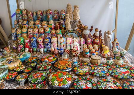 Kiev, Ucraina - 17 Luglio 2019: una raccolta di diversi Matrioska - bambole in legno. Vintage giocattoli fatti a mano che sono venduti come souvenir in Russia e Ukra Foto Stock