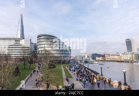Vista di Potters Fields Park e Municipio di Londra.vista anche di Shard in background. Foto Stock