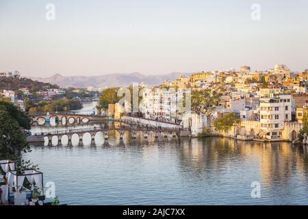 Udaipur, India - 05 Marzo 2017: bella vista panoramica della città sulla riva del Lago Pichola. Foto Stock