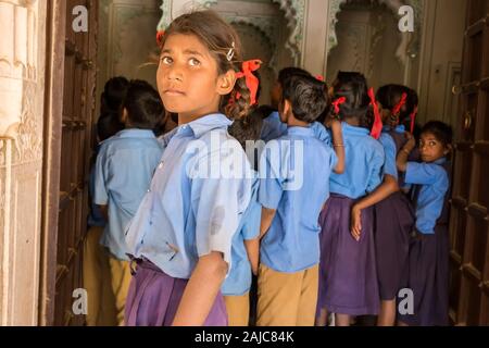 Udaipur, India - 06 Marzo 2017:una ragazza e un gruppo di scolari in classe. Foto Stock