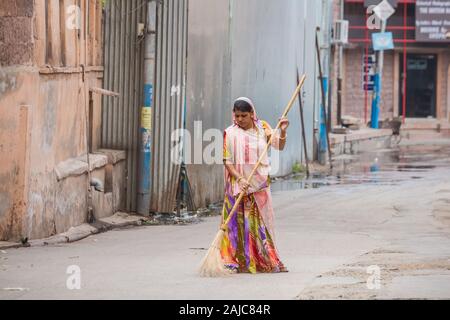 Jodhpur, India - 08 Marzo 2017: Donna spazzare la strada per le strade Foto Stock