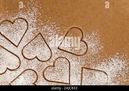 Lo zenzero piccante di pasta a forma di cuore per i cookie valentines presente Foto Stock