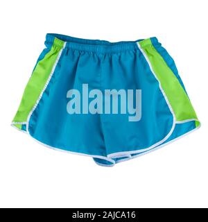Il blu e il verde sport shorts isolato su uno sfondo bianco. Estate casual abbigliamento moda ha una striscia verde verso il basso i lati con un elastico. Foto Stock