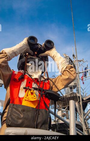 Uno sguardo fuori a bordo della nave da guerra turca TCG Cezayirli Gazi Hasan Pasa (A-579) precedentemente un tedesco, Rhein-class gara. Foto Stock