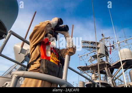 Uno sguardo fuori a bordo della nave da guerra turca TCG Cezayirli Gazi Hasan Pasa (A-579) precedentemente un tedesco, Rhein-class gara. Foto Stock