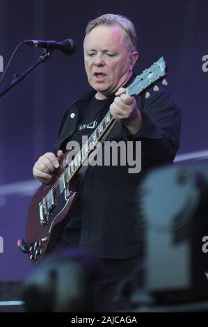 Rho (Milano) Italy 07/07/2012 : Bernard Sumner del nuovo ordine in concerto durante l'evento musicale "Heineken Jammin festival'. Foto Stock