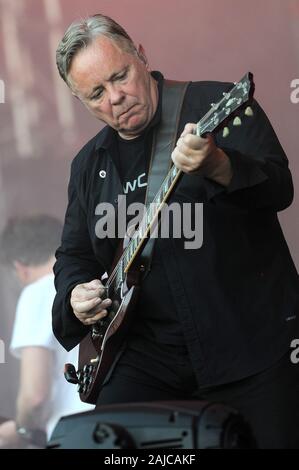 Rho (Milano) Italy 07/07/2012 : Bernard Sumner del nuovo ordine in concerto durante l'evento musicale "Heineken Jammin festival'. Foto Stock