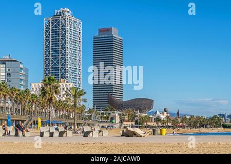 Barcellona, Spagna - 2 Novembre 2019: Hotel Arts Barcelona, giant goldfish El Peix d'Or e Spiaggia di Somorrostro, parte della città patrimonio naturale wit Foto Stock