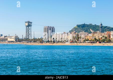 Barcellona, Spagna - 2 Novembre 2019: Port Vell linea tramviaria con le sue due torri, un free standing torre tralicciata Torre Sant Sebastia a sinistra e un Foto Stock