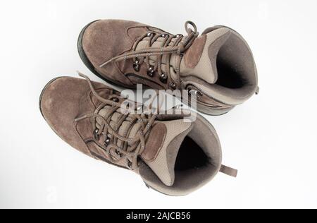 Coppia di escursionismo libri isolati su uno sfondo luminoso. Lacci delle scarpe sono legati e sono una pelle scamosciata escursionismo attrezzature per sport all'aperto. Foto Stock