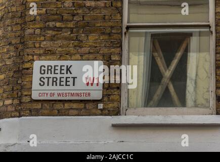 Londra-INGHILTERRA,UK-dicembre 29,2019:segno di Greel Street a Londra Inghilterra. W1 Foto Stock