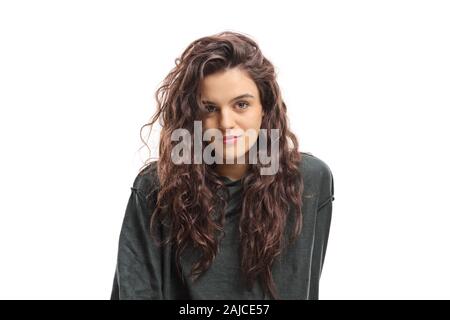 Ritratto di una giovane donna marrone con capelli ricci isolati su sfondo bianco Foto Stock