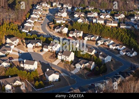 Vista aerea del nuovo suburban cul-de-sac strade e case nei pressi di Atlanta in Georgia. Foto Stock