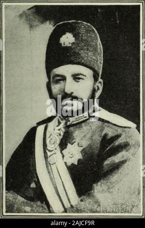 Riesame delle recensioni e il mondo del lavoro . hat Sovrano Mohammed Ali,Shah Kadjar e Shah in Shah (Kinj^ ofKings), che assunse la corona di distractedIersia nel gennaio 1907. Egli ha trovato un debole, paese impoverito, aragged, a lungo non pagati e mutinous esercito, ahuge costoso harem, e la maggior parte dei problemi di alcuni di tutti, una costituzione e un parlamento.In un luminoso e complete di riepilogo la presente situazione in Persia, che ap-pere sulla pagina editoriale di un recente issueof il New York Sun, troviamo queste para-grafici che descrivono la nascita del per-sian europeo: lo strano impulso parlamentare di Foto Stock