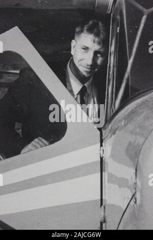 Fine anni '60 fotografia in bianco e nero di un uomo molto felice e il suo aereo, jet setting stile di vita Foto Stock