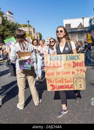 London / UK - 20 settembre 2019 - estinzione della ribellione il cambiamento climatico attivista detiene un segno al di fuori del parlamento di Westminster Foto Stock