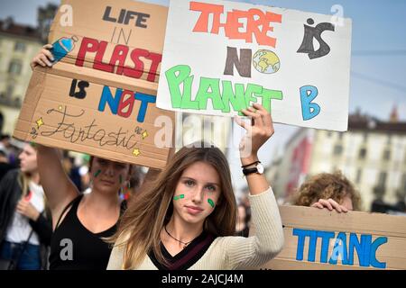 Torino, Italia - 27 September, 2019: manifestanti tenere cartelli la lettura di "vita in plastica non è fantastica " e " Non vi è alcun pianeta B' durante "il venerdì per il futuro " dimostrazione nel mondo un clima sciopero contro inazione governativa verso la ripartizione del clima e inquinamento ambientale. Credito: Nicolò Campo/Alamy Live News Foto Stock