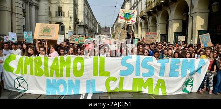 Torino, Italia - 27 September, 2019: manifestanti prendere parte a "Venerdì per il futuro " dimostrazione nel mondo un clima sciopero contro inazione governativa verso la ripartizione del clima e inquinamento ambientale. Credito: Nicolò Campo/Alamy Live News Foto Stock