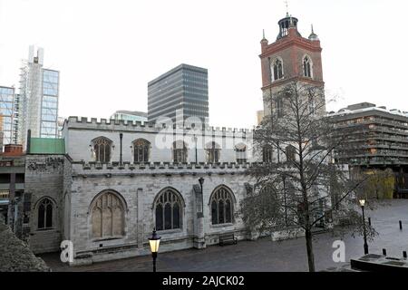 Una vista di St Giles senza chiesa di Cripplegate nella città di Londra EC2Y Regno Unito Gran Bretagna KATHY DEWITT Foto Stock