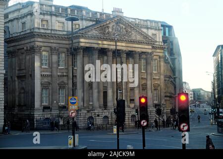 Mansion House vista esterna con luci rosse sul semaforo della città di Londra Inghilterra KATHY DEWITT Foto Stock