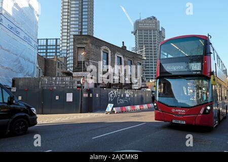 Vista del derelict edificio, Principal Place & The Stage Residential Tower in costruzione e autobus rosso da Commercial Street London E1 KATHY DEWITT Foto Stock