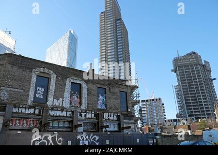 Vista del vecchio e del nuovo edificio principale Place & The Stage Alta torre residenziale in costruzione da Commercial Street London E1 KATHY DEWITT Foto Stock