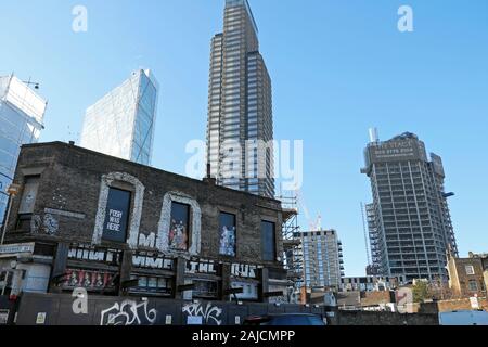 Vista degli edifici vecchi e nuovi, Principal Place e The Alta torre residenziale in fase di costruzione da Commercial Street LONDRA UK KATHY DEWITT Foto Stock