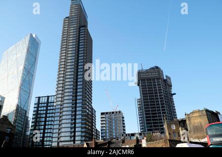 Vista di nuovi edifici Principal Place e la fase di alto edificio residenziale di sviluppo da Commercial Street a East London E1 KATHY DEWITT Foto Stock