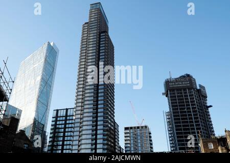 Vista di nuovi edifici Principal Place e la fase di alto edificio residenziale di sviluppo da Commercial Street a East London E1 KATHY DEWITT Foto Stock